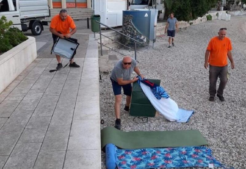 Gradac: Komunalci uklonili ručnike koji su ‘prenoćili‘ na plaži